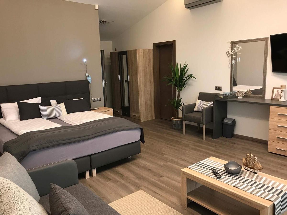Calypso Lakeside Rooms & Lux Apartments Siofok Exterior photo