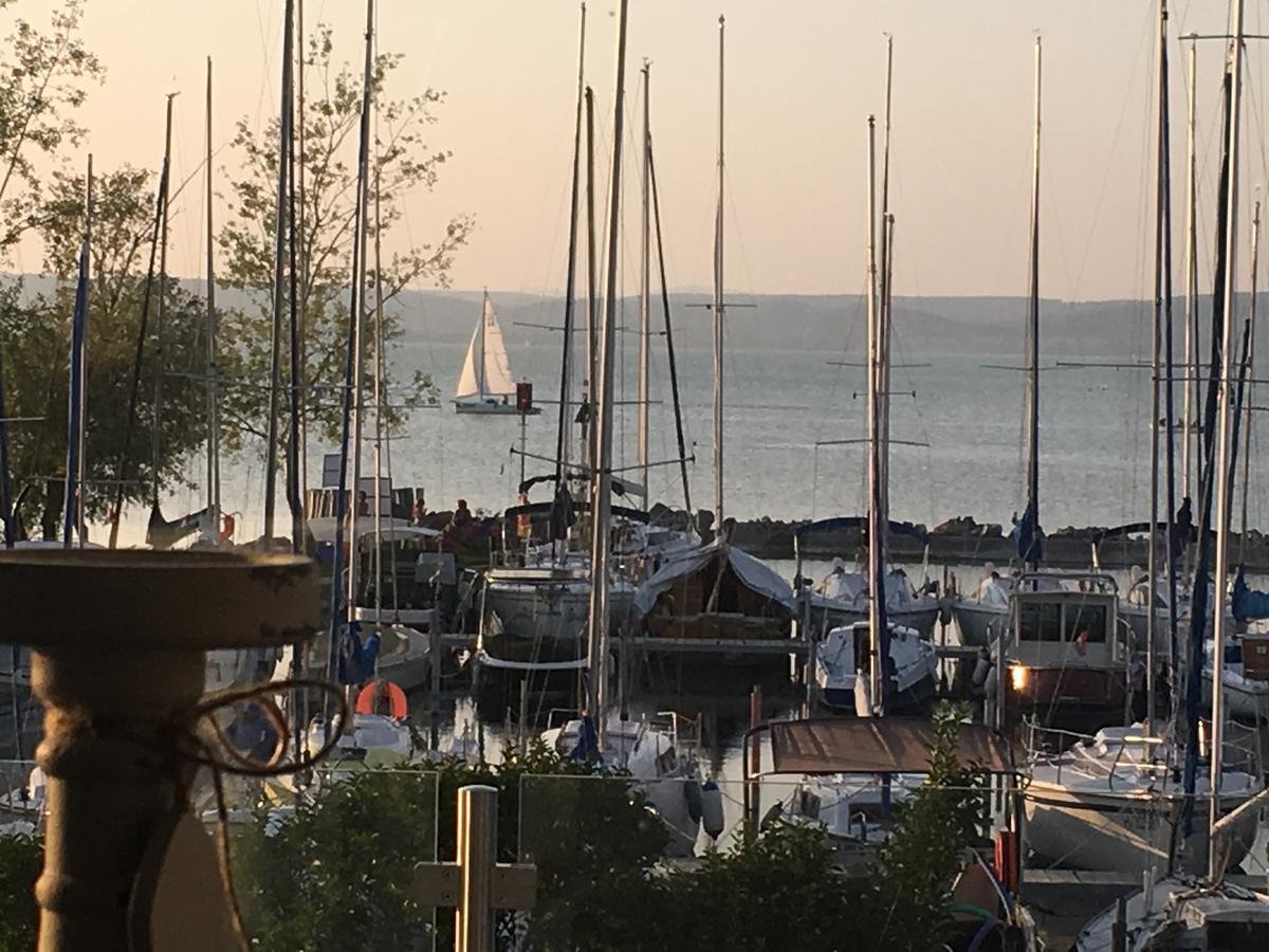 Calypso Lakeside Rooms & Lux Apartments Siofok Exterior photo
