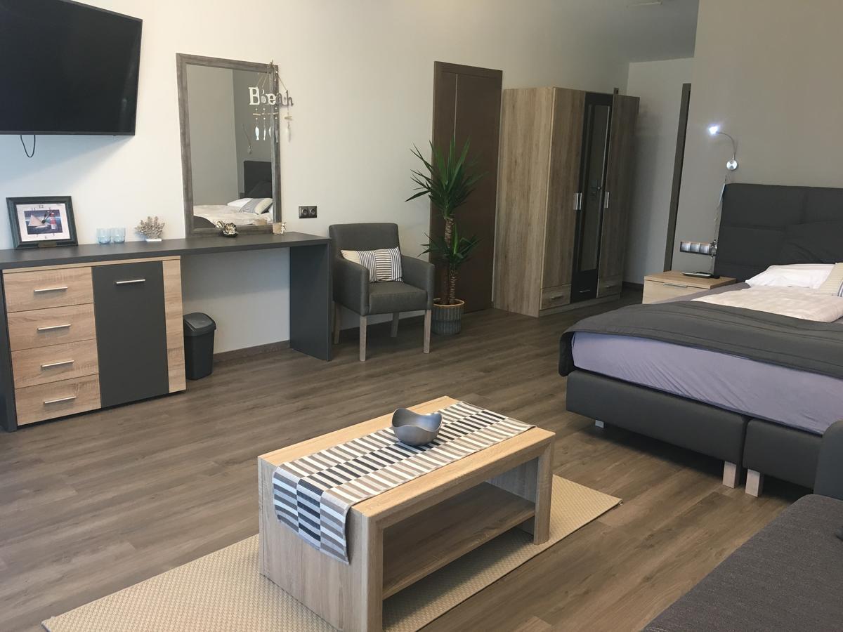 Calypso Lakeside Rooms & Lux Apartments Siofok Exterior photo