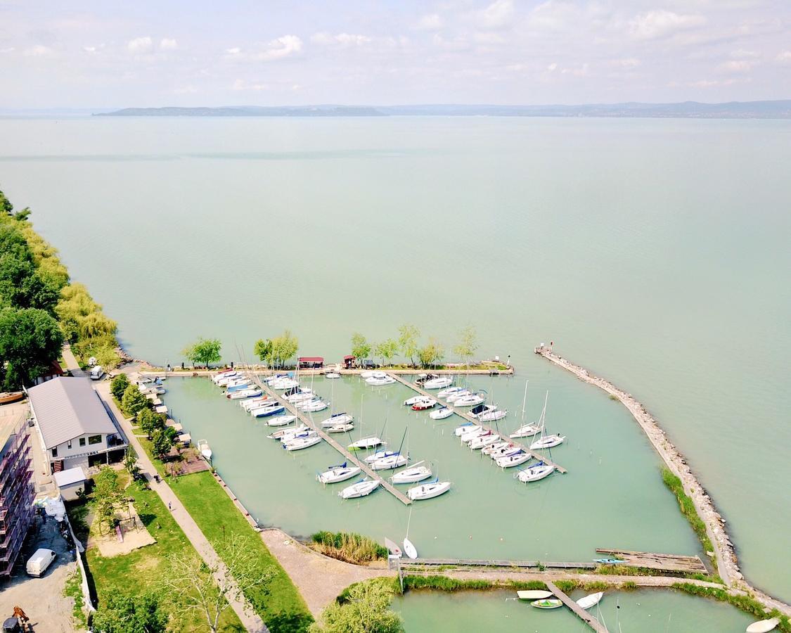 Calypso Lakeside Rooms & Lux Apartments Siofok Exterior photo