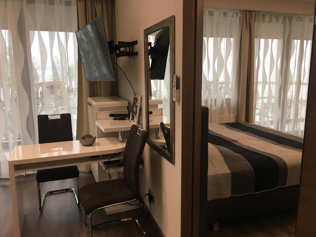 Calypso Lakeside Rooms & Lux Apartments Siofok Exterior photo