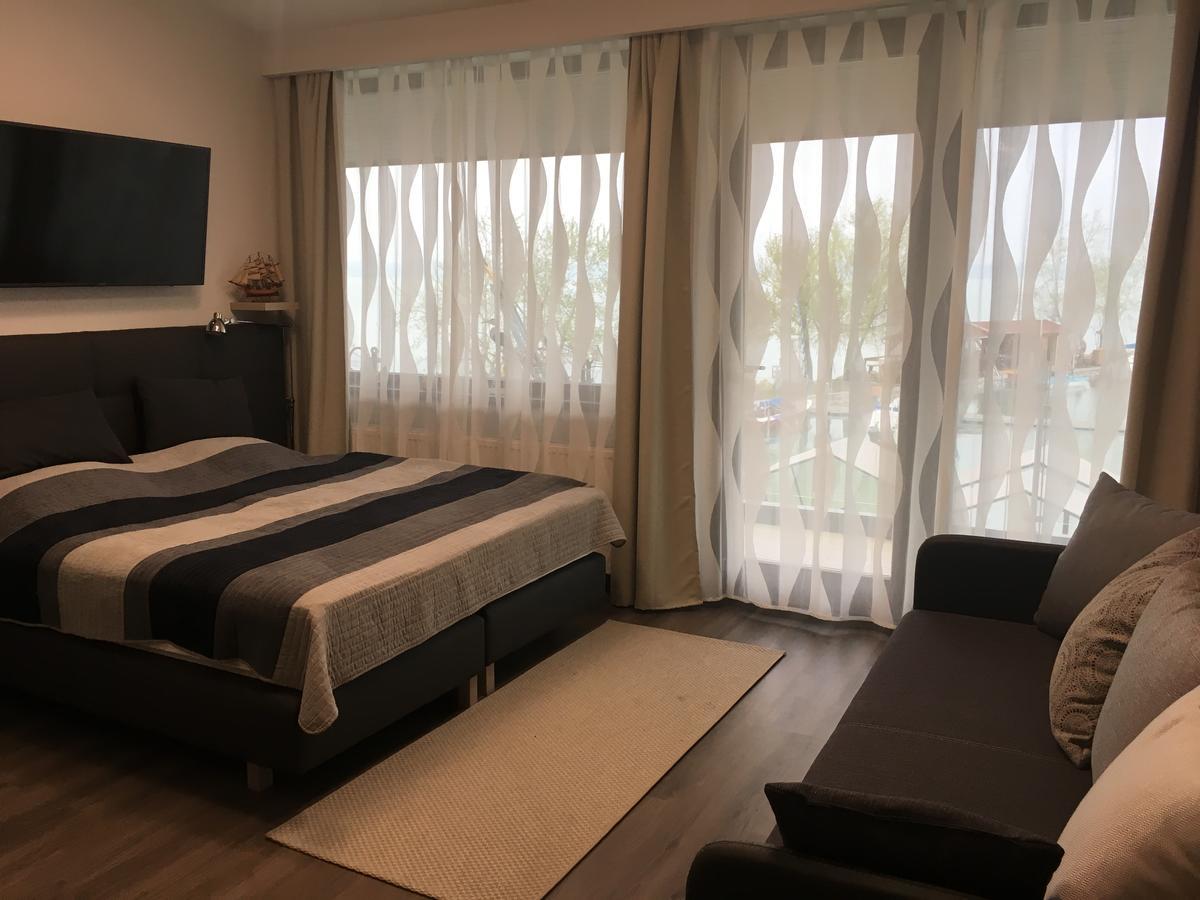 Calypso Lakeside Rooms & Lux Apartments Siofok Exterior photo