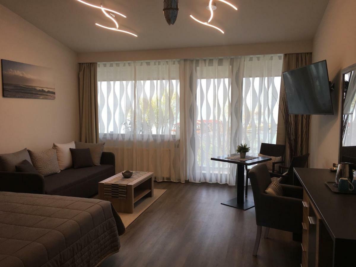 Calypso Lakeside Rooms & Lux Apartments Siofok Exterior photo
